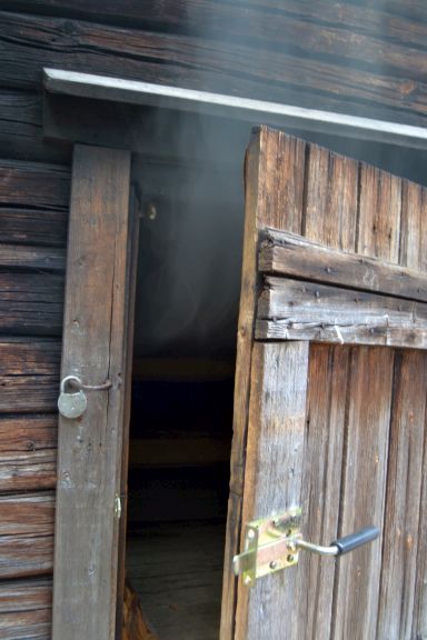 Savusauna kosken rannalla